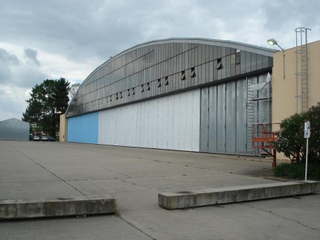hangar1.JPG